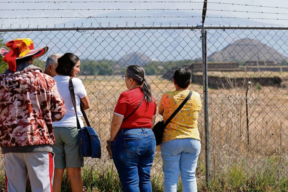 Turistas permanecen a las afueras de la Zona Arqueológica de Teotihuacán debido a que el sitio ayer estuvo cerrado. Foto: Diego SImón / EL UNIVERSAL