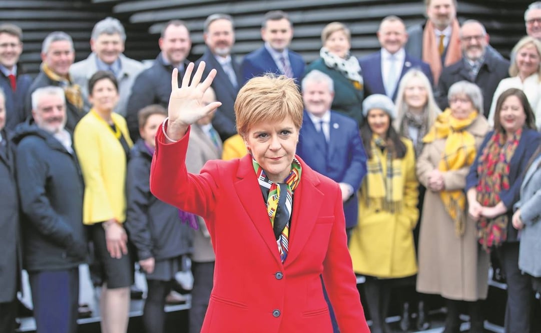 Nicola Sturgeon, ministra principal escocesa en funciones, con diputados del Partido Nacional Escocés (SNP), en Dundee, en diciembre de 2019. Foto: Robert Perry/EFE
