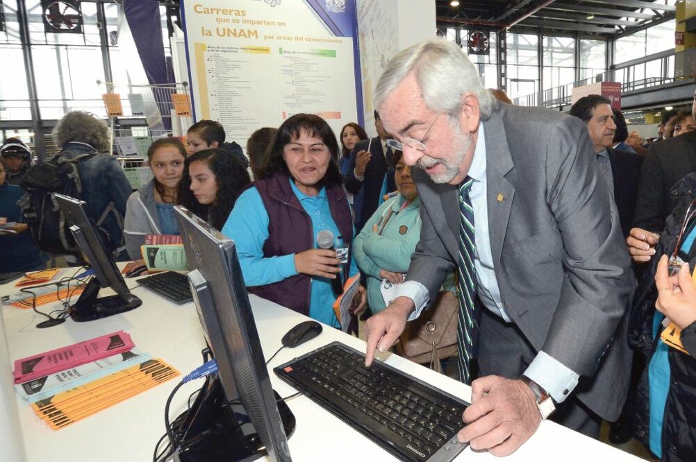 El rector de la UNAM, Enrique Graue, convivió con alumnos durante la Exposición de Orientación Vocacional “Al encuentro del Mañana” (UNAM)