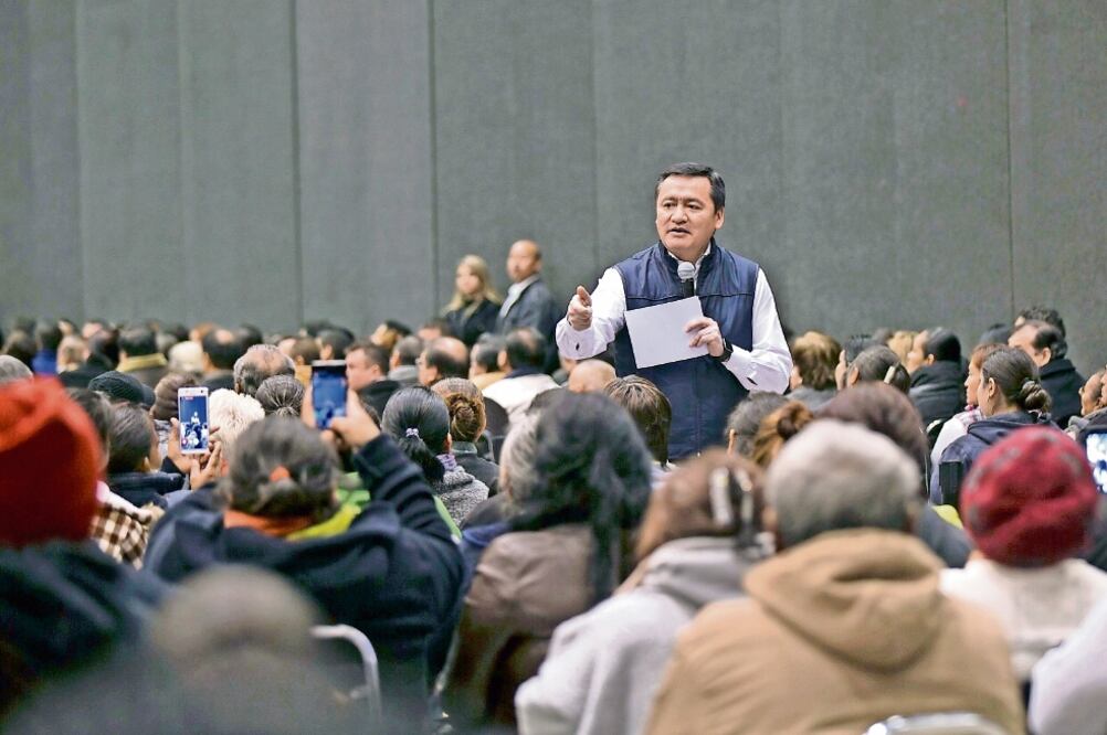 Luego de presentar el programa “Soy México, mi acta al nacer”, el secretario de Gobernación, Miguel Ángel Osorio Chong, dialogó y escuchó las diversas demandas que empresarios tamaulipecos realizaron en materias de seguridad