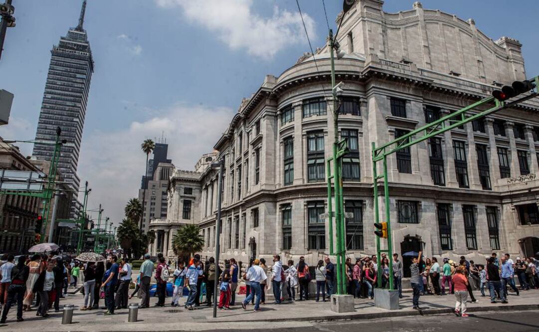  Antes del medio día de ayer, la fila de extendía hasta la Alameda Central. (Foto: CRISTOPHER ROGEL BLANQUET/EL UNIVERSAL)