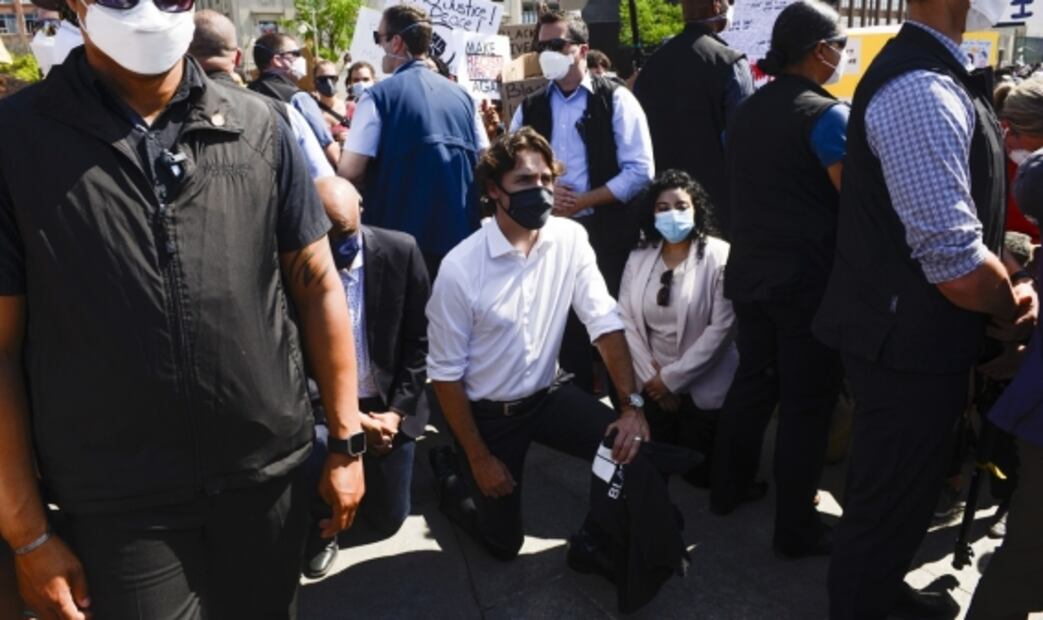 Justin Trudeau se hinca durante protesta por asesinato de George Floyd