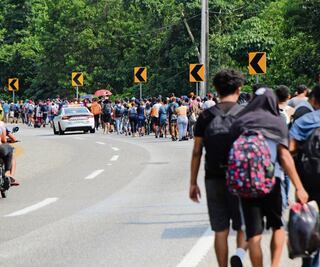 Rescatan a 77,498 migrantes de redes de traficantes