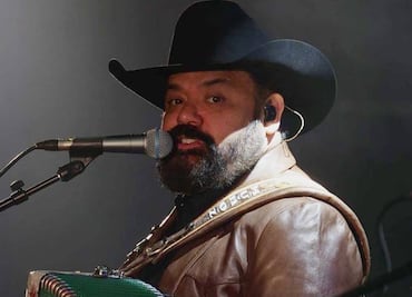 Vocalista de Intocable termina abruptamente concierto en Monterrey: "No me la estoy pasando bien"