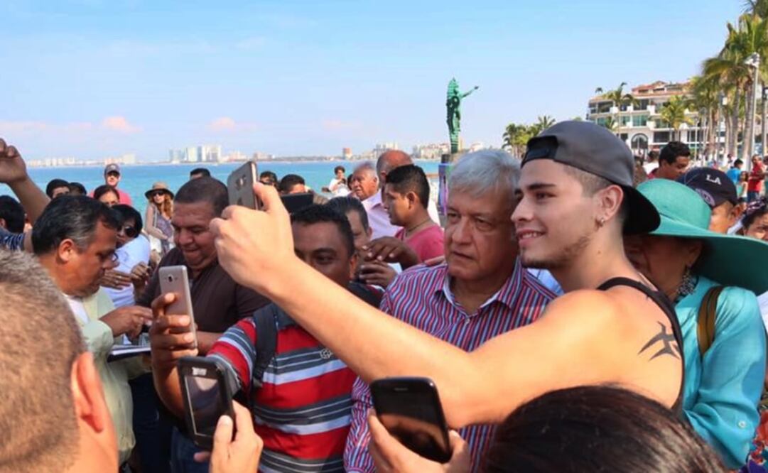 André Manuel López Obrador publicó una imagen en redes sociales con el texto "En Puerto Vallarta estamos iniciando una gira por Jalisco, Colima y Michoacán". Foto Facebook