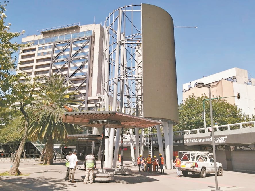 El Gobierno capitalino informó que los cilindros publicitarios en la Glorieta de Insurgentes se encuentran en una zona de alto riesgo por la sismicidad. Personal del Invea trabaja para retirar las estructuras este fin de semana. Foto: ESPECIAL