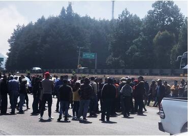Bloquean carretera México-Toluca, a la altura de la Marquesa