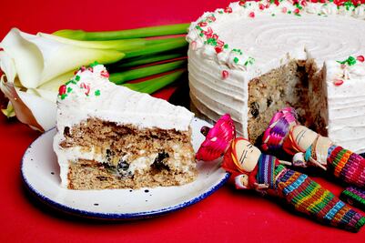 Crean el pastel de chile en nogada, un postre de temporada 