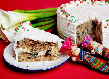 Crean el pastel de chile en nogada, un postre de temporada