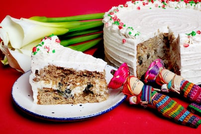 Crean el pastel de chile en nogada, un postre de temporada 