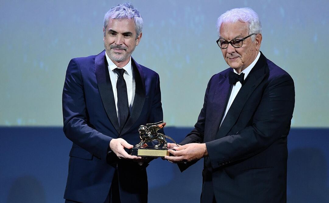 Cuarón al recibir el León de Oro de Venecia. Foto: EFE