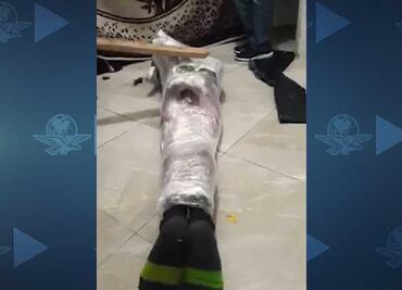 Golpean y envuelven en plástico a presunto ladrón de luces y adornos de Navidad