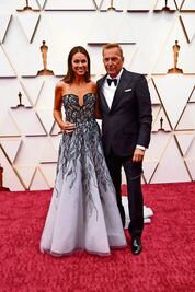 Kevin Costner regatea y paga menos por manutención