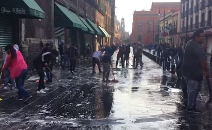 Ambulantes del Centro Histórico limpian calle tras romería decembrina