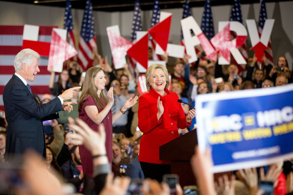Según el responsable de la campaña, "estadísticamente", Clinton es la vencedora "y no hay posibilidad de que el senador Sanders puede superar la ventaja" obtenida por su oponente (AP)