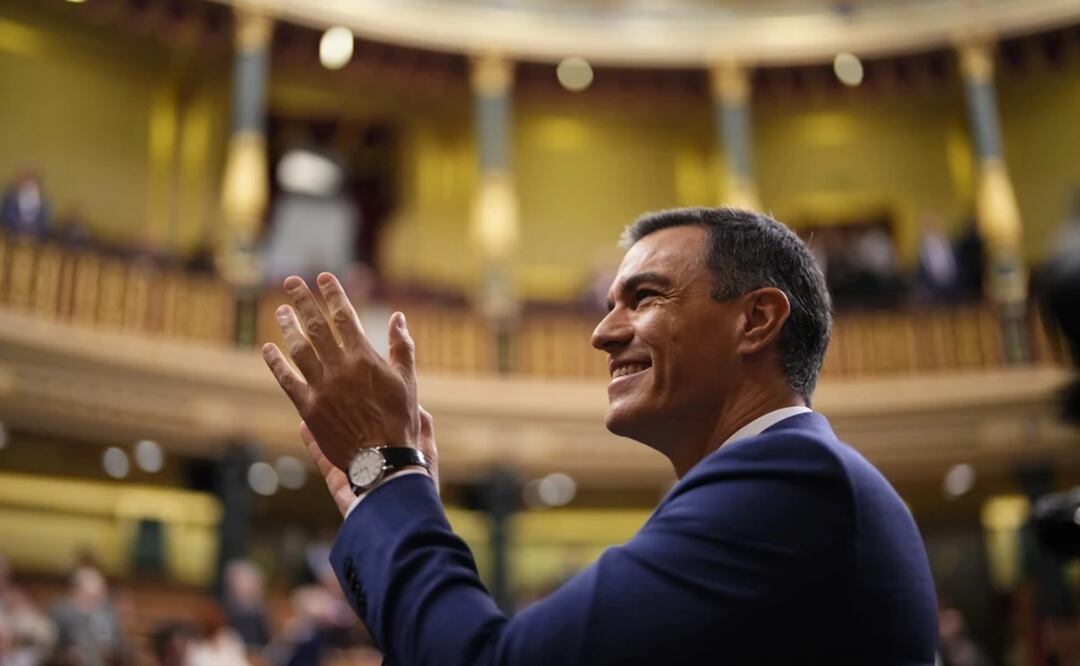 El presidente del gobierno español en funciones, Pedro Sánchez, aplaude durante el debate de investidura en el Congreso de los Diputados en España. Foto: AP
