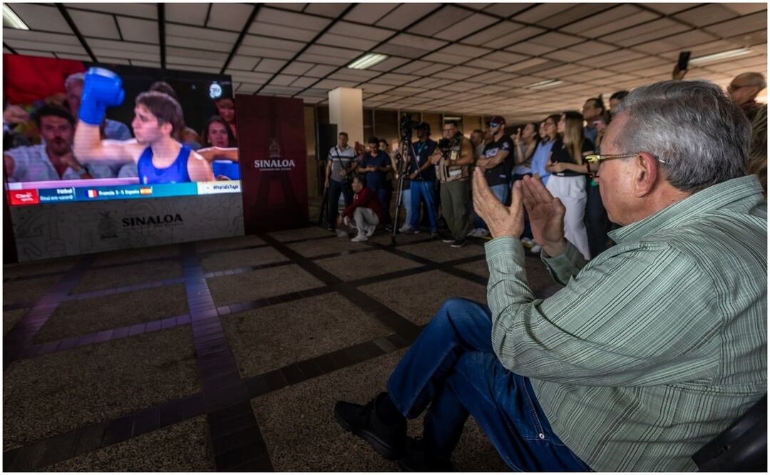 Rubén Rocha Moya, en compañía de su hija, la titular del Sistema de Desarrollo Integral de la Familia, algunos de sus funcionarios, burócratas y ciudadanos, dieron seguimiento puntual a la pelea de Marco Verde Álvarez en los Juegos Olímpicos de París 2024. Foto: Especial