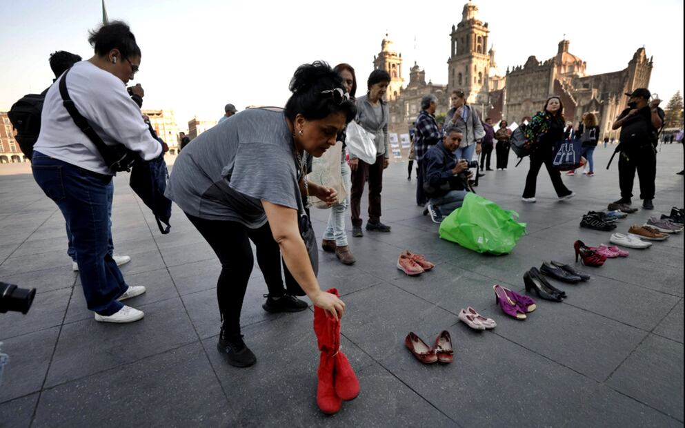 Con zapatos vacíos, familiares de desaparecidos en diversos estados del país se manifestaron afuera de Palacio Nacional para exigir justicia a la presidenta Claudia Sheinbaum. Foto: Diego Simón Sánchez/EL UNIVERSAL