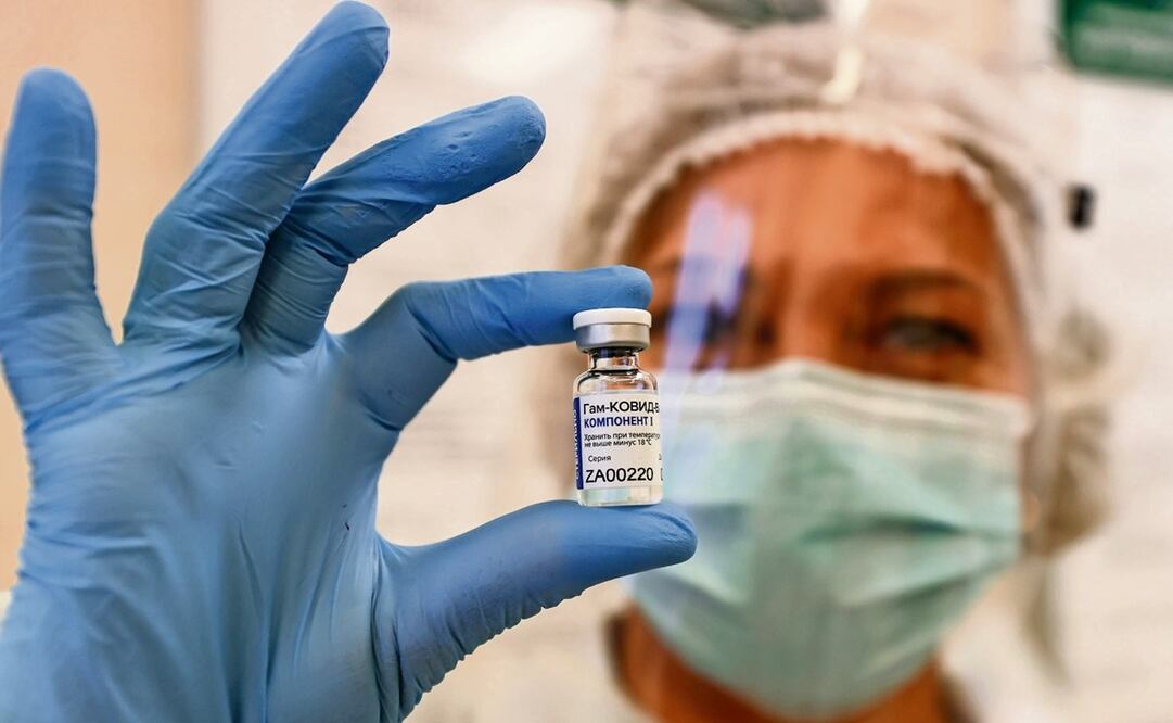 Científicos rusos desarrollaron la vacuna Sputnik V mediante el uso de dos vectores de adenovirus - Foto: ANDREI POKUMEIKO/EFE