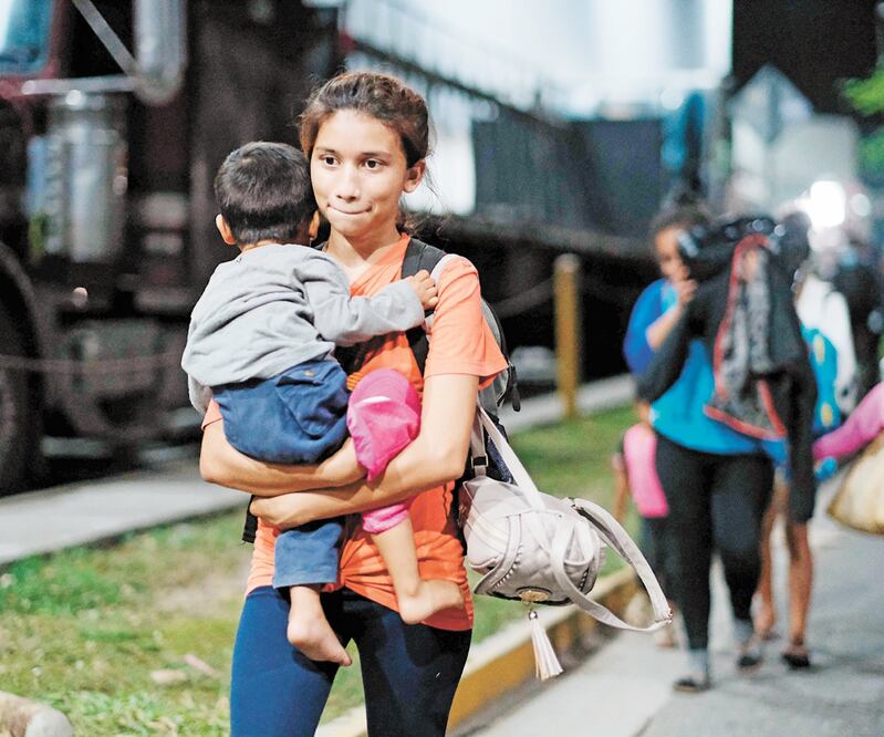 En la caravana había familias completas, niños y mujeres. Foto: JOSÉ VALLE. EFE