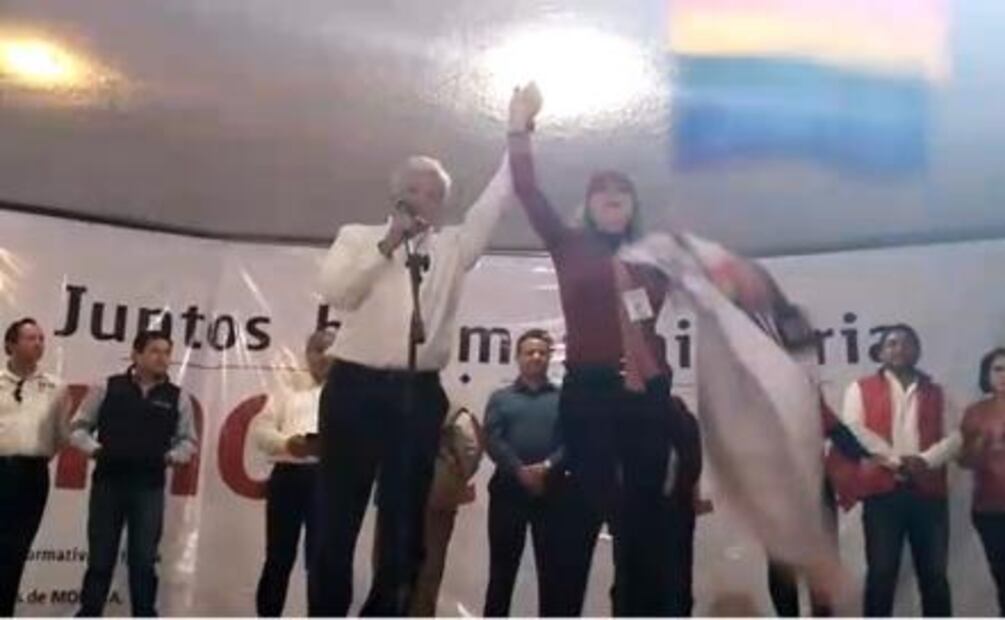 Protesta activista transgénero en evento de AMLO