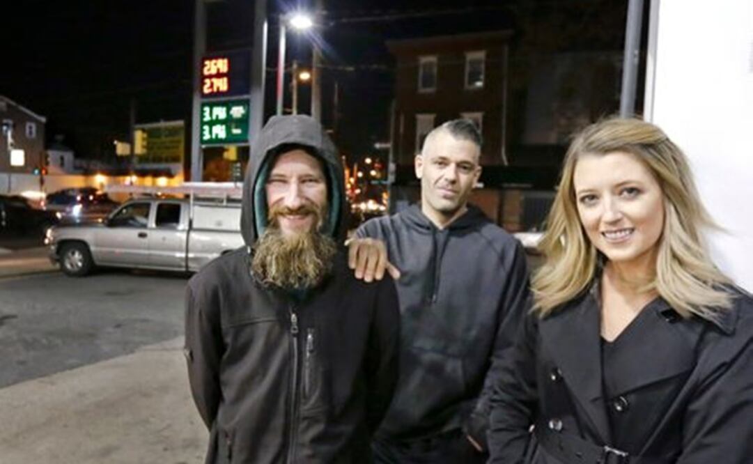 Johnny Bobitt Jr., Mark D'Amico y Katelyn McClure en una imagen de noviembre de 2017, en la estación Citgo en Filadelfia. Foto: AP