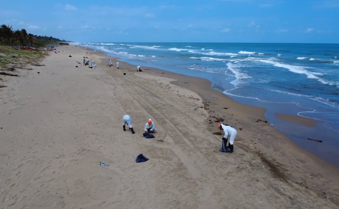 Parte del equipo de limpieza desplegado en las costas del sur de Veracruz durante el operativo de Pemex. Foto: Captura de pantalla.