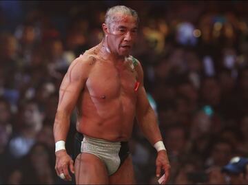 Rapan al Negro Casas en el 86 aniversario del CMLL