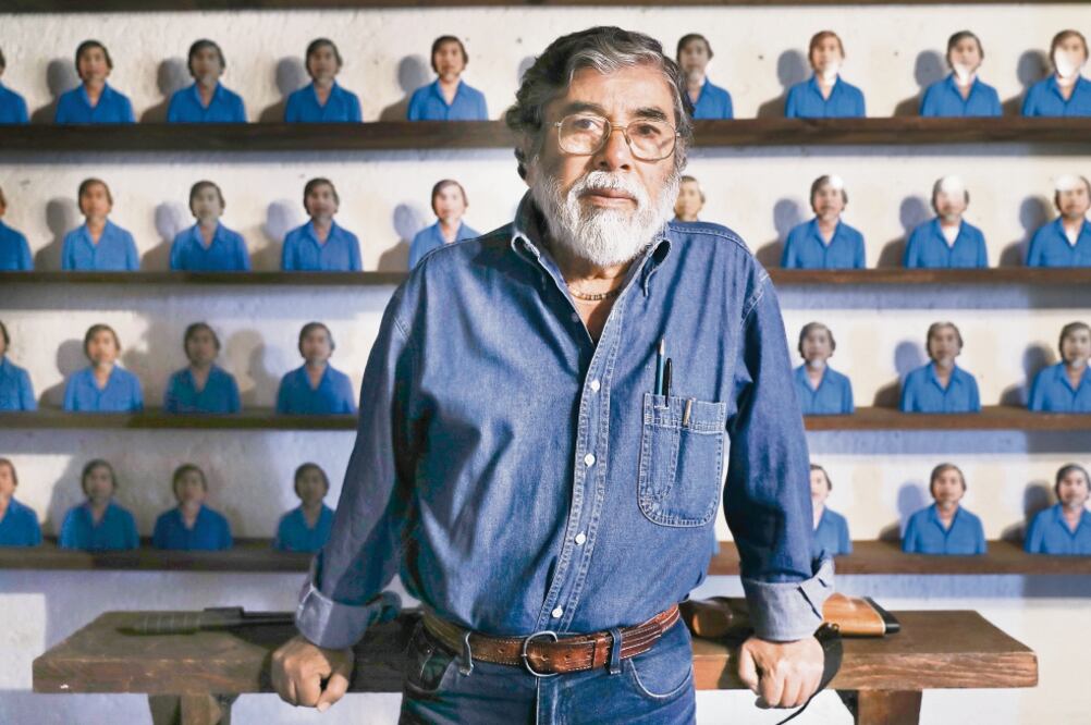 Nahum B. Zenil, junto a una de sus obras en el centro cultural. (ARCHIVO EL UNIVERSAL)