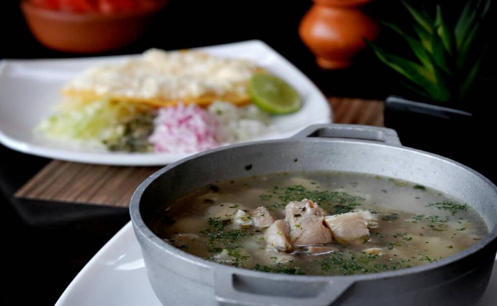 El pozole es el plato ideal para compartir con amigos y familia. Foto: Pexels.