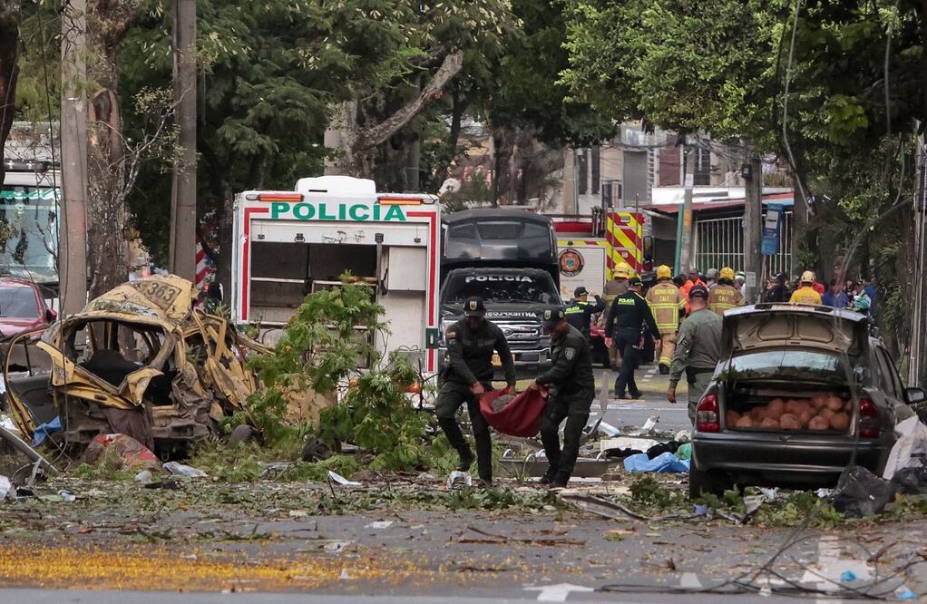 Agentes de policía retiran escombros del lugar de la explosión de una bomba en Cali, Colombia. Foto: AFP