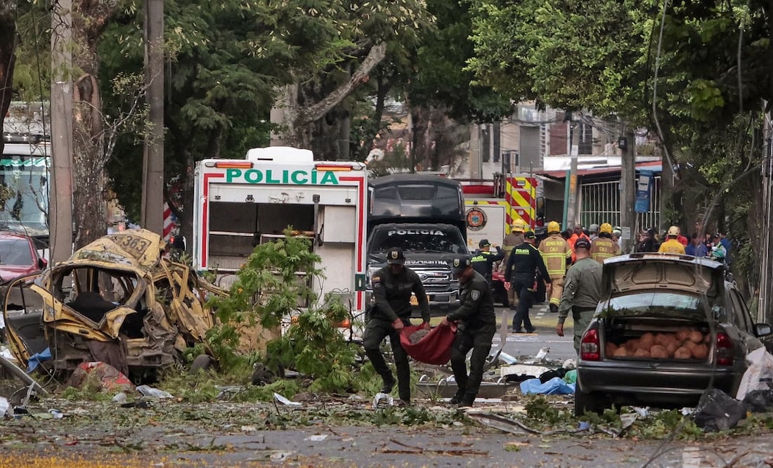 Agentes de policía retiran escombros del lugar de la explosión de una bomba en Cali, Colombia. Foto: AFP