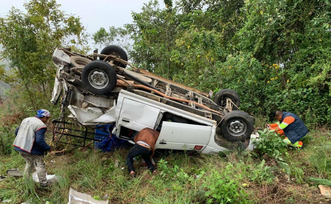 El accidente ocurrió esta mañana, cuando los peregrinos de Juquila, Huajapan de León, Oaxaca, viajaban en una camioneta Nissan, tipo Estaquitas Fotos: Cortesía de PC.