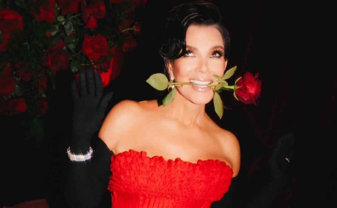 Kris Jenner celebró su cumpleaños 70 con un espectacular vestido rojo lleno de brillo, fiel a su estilo elegante y glamuroso. Foto: Instagram @krisjenner