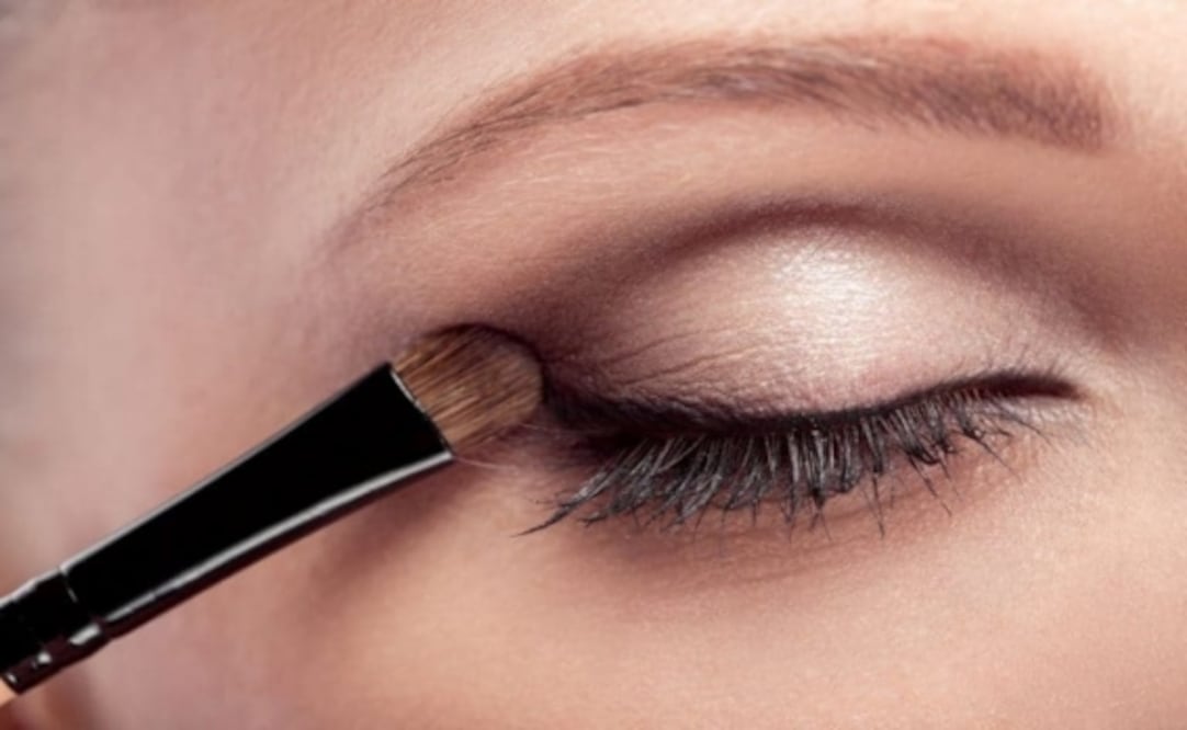 Los párpados caídos pueden cambiar las reglas del maquillaje y abrir nuevas formas de destacar tus ojos. Foto Pexels