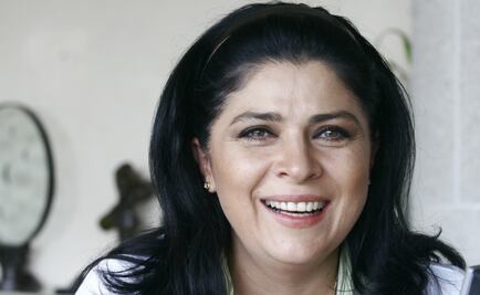 Victoria Ruffo recorta a Derbez de foto y la critican