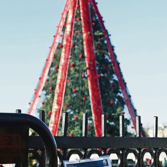 Afectados. Entre las atraccione s suspendidas debido al cierre de gobierno en EU está el Árbol de Navidad de Washington. MARK WILSON. AFP