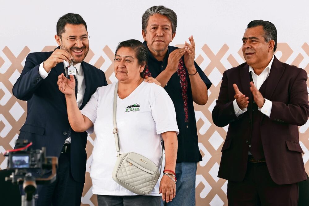 El jefe de Gobierno detalló que gracias al INVI el costo de la vivienda será de 300 mil pesos. Foto: Especial