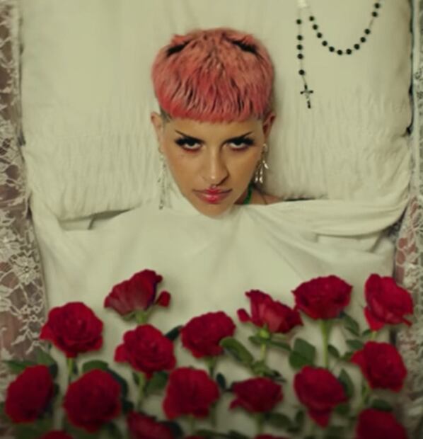 Cazzu estrena look para su nuevo sencillo "De Pari" 