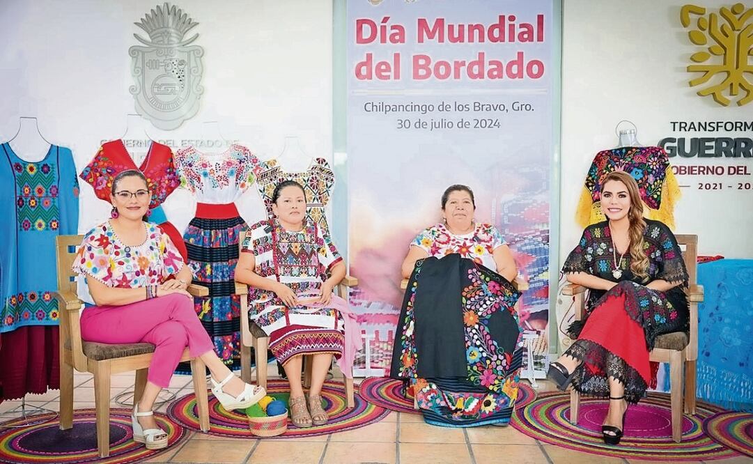 La gobernadora Evelyn Salgado felicitó a las bordadoras en su día. Gisela y Gilda aprendieron la técnica desde pequeñas y continúan con la tradición. Foto: Especial