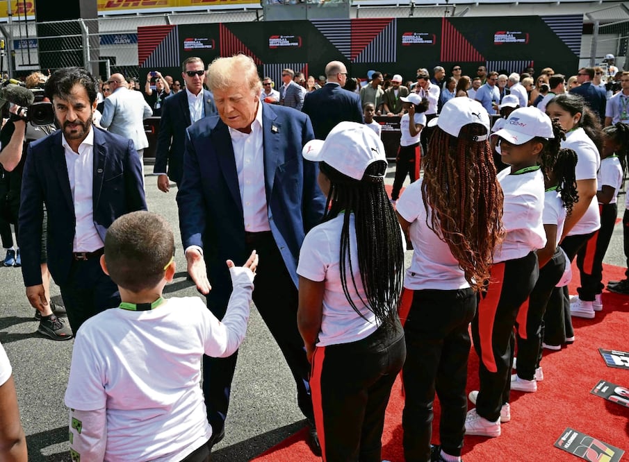 El virtual candidato presidencial republicano, Donald Trump, en el GP1 de Miami, ayer Foto: Jim Watson / AFP