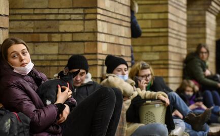 Miles de ucranianos tratan de huir del ataque ruso hacia Rumanía, Eslovaquia y Hungría