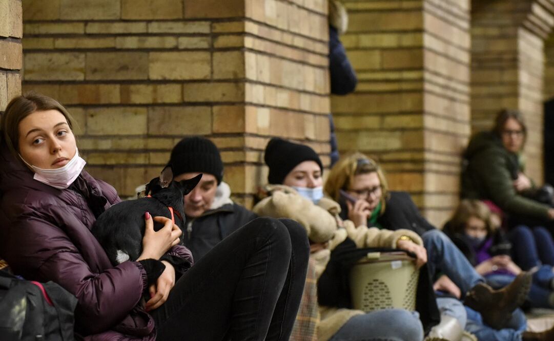 Miles de ucranianos, entre ellos numerosas mujeres con niños, hacen cola este jueves en pasos fronterizo. Foto: EFE