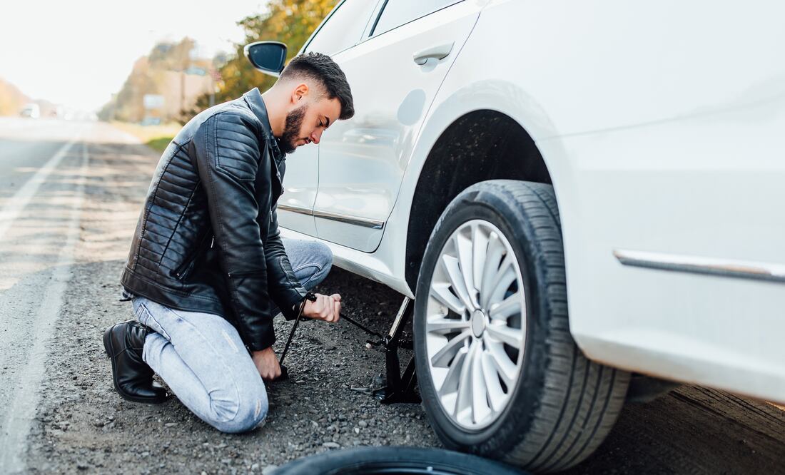 Unas llantas en mal estado pueden ocasionar aquaplaning. Foto: Freepik.