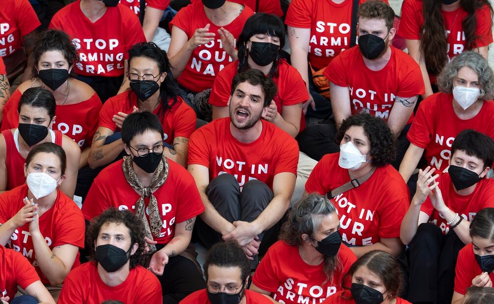 Decenas de manifestantes propalestinos se manifestaron este martes en el Congreso de Estados Unidos contra la visita del primer ministro israelí, Benjamín Netanyahu. Foto: AP/J. Scott Applewhite