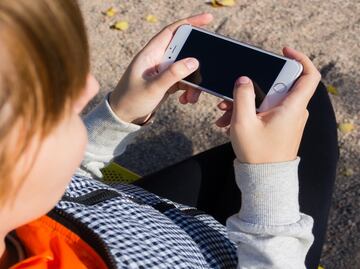 ¡Todo por un iPhone! Niña de 12 años es acusada de asesinato tras asfixiar a su prima de 8