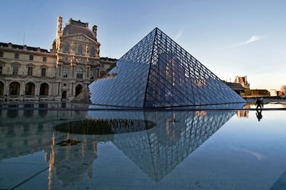 Por lluvias cierra sus puertas el Museo del Louvre