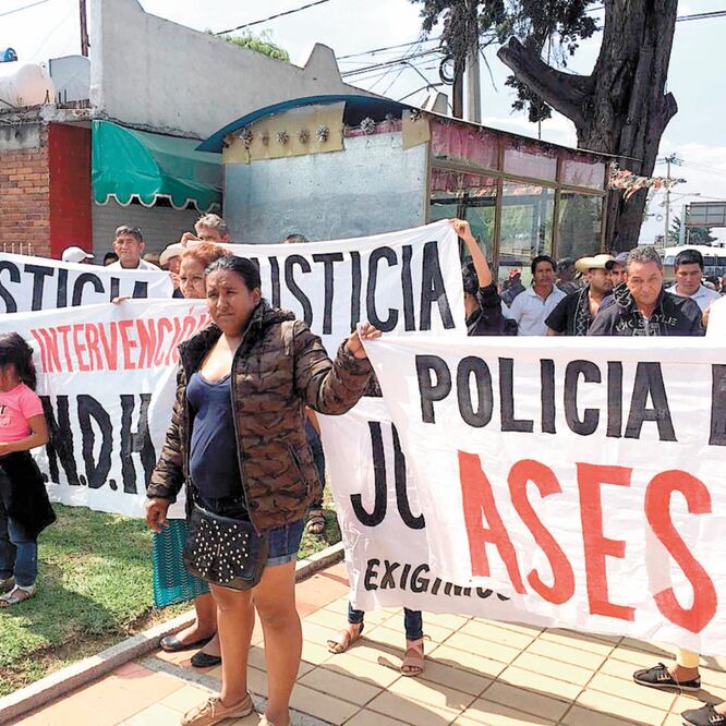 Más de 100 vecinos de El Rincón de Cristo llegaron a Toluca para exigir justicia por la muerte del piloto de la aeronave. XIMENA GARCÍA. EL UNIVERSAL