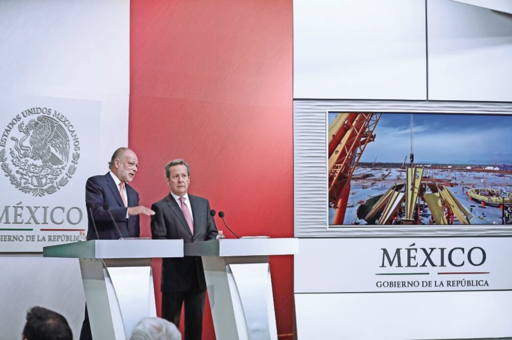 Federico Patiño, director de Grupo Aeroportuario (izq.) y Eduardo Sánchez, vocero de la Presidencia de la República, durante la conferencia de prensa (ALEJANDRA LEYVA. EL UNIVERSAL)
