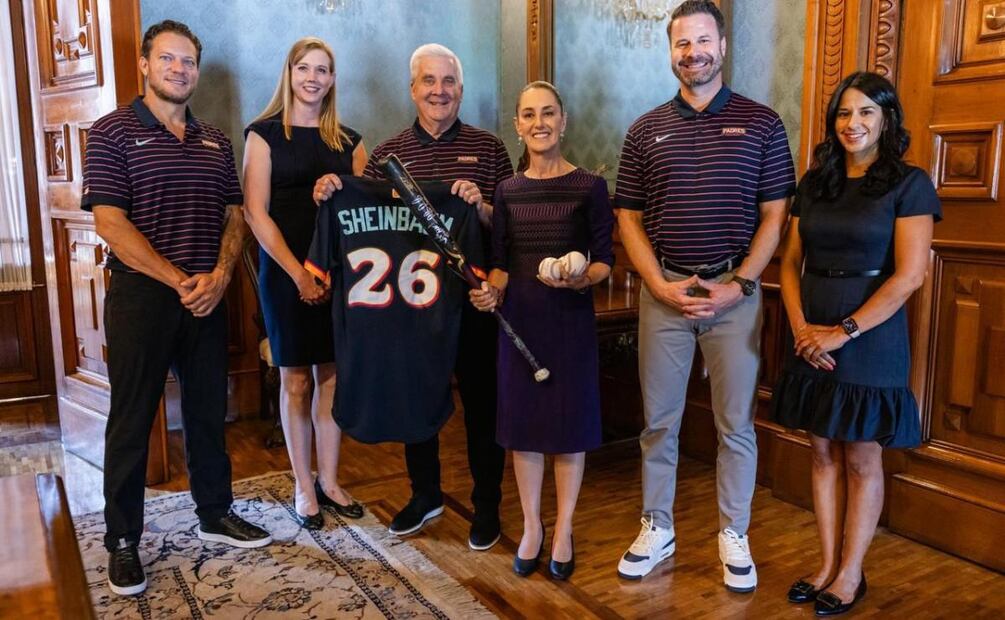 Los representantes de los Padres de San Diego y Dbacks de Arizona le regalaron una jersey a la Presidenta (24/04/2026). Foto: X (@Claudiashein)